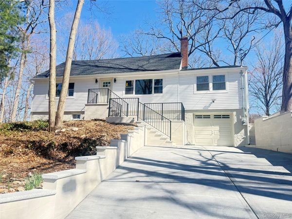 16 SUNSET Drive, Huntington, NY 11743