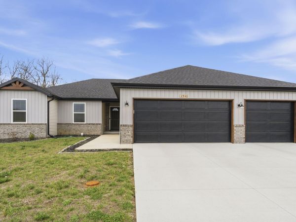 2940 N Nixon Avenue, Springfield, MO 65803