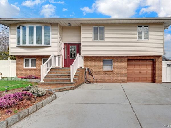 320 Idaho Street , Lindenhurst, NY 11757