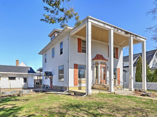 705 S 10th Street, Escanaba, MI 49829