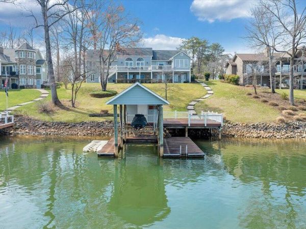 110 Windward DR , Moneta, VA 24121