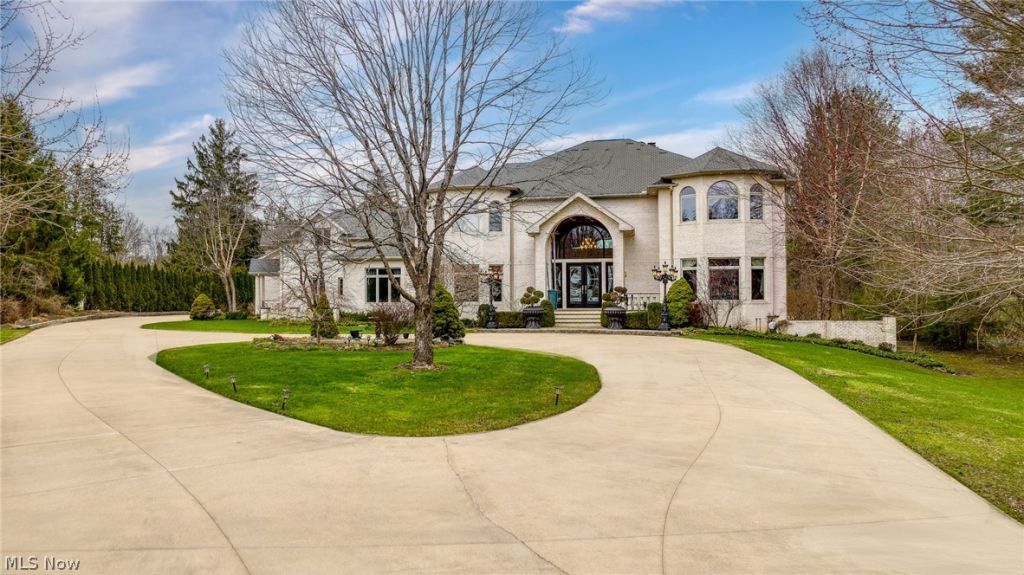 25 Brandon Court, Moreland Hills, OH 44022 Main Photo