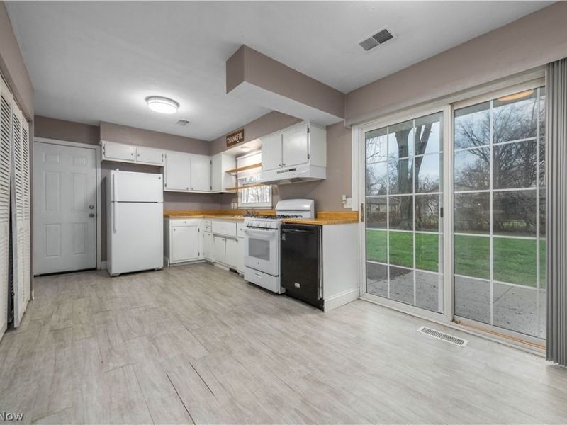 1360 Hollyview Drive, Vermilion, OH 44089 Photo 10