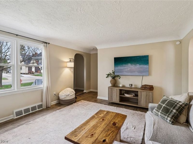 730 Washington Court , Bedford, OH 44146 Photo 6