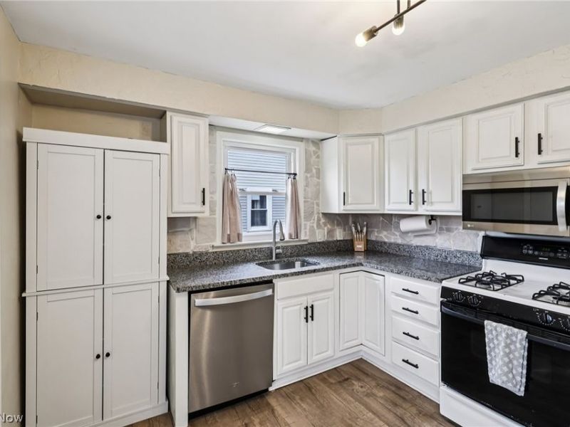 730 Washington Court , Bedford, OH 44146 Photo 8