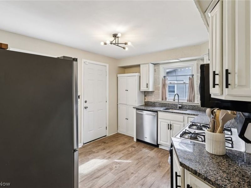 730 Washington Court , Bedford, OH 44146 Photo 9