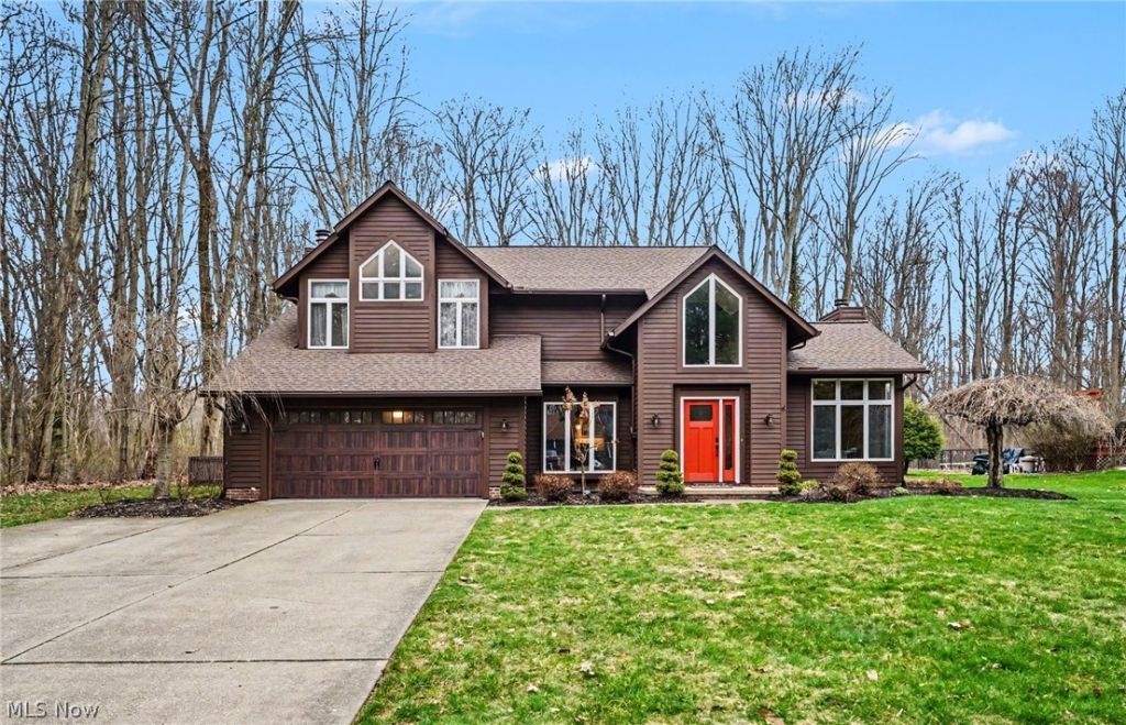 2192 Chimney Ridge Dr, Madison, OH 44057