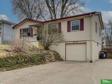 9059 valley Street, Omaha, NE 68124