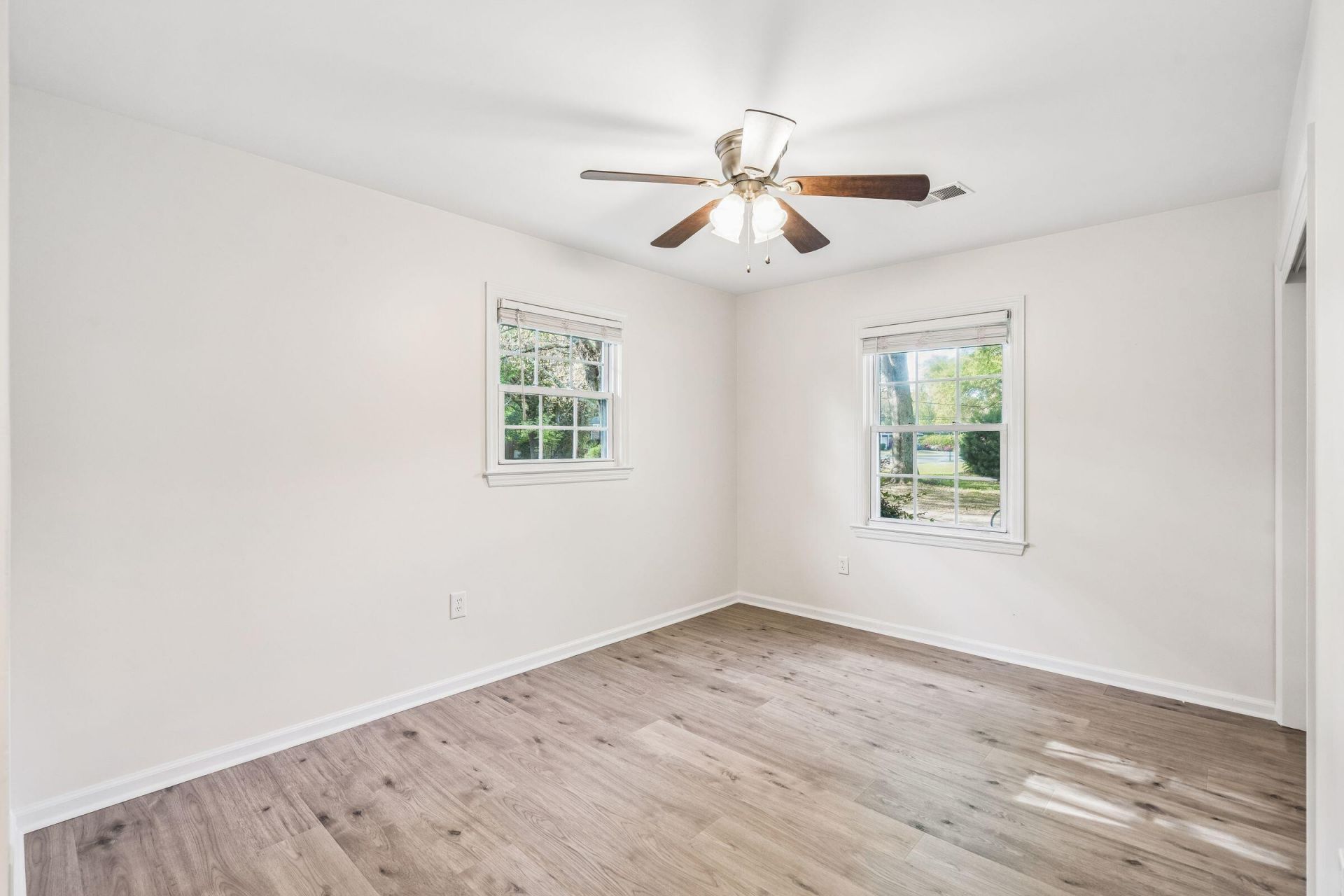 1122 Wellington Photo 19