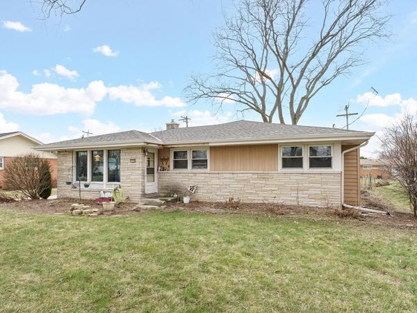 11217 W Mallory AVENUE, Hales Corners, WI 53130