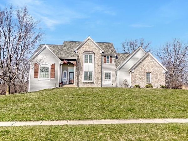 317 River Bluff CIRCLE, Oconomowoc, WI 53066