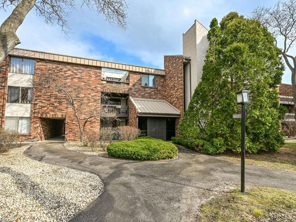 2200 W Good Hope ROAD, Unit 117, Glendale, WI 53209