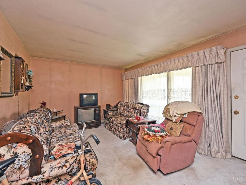 9626 Manhattan Drive, Cincinnati, OH 45251 Photo 7