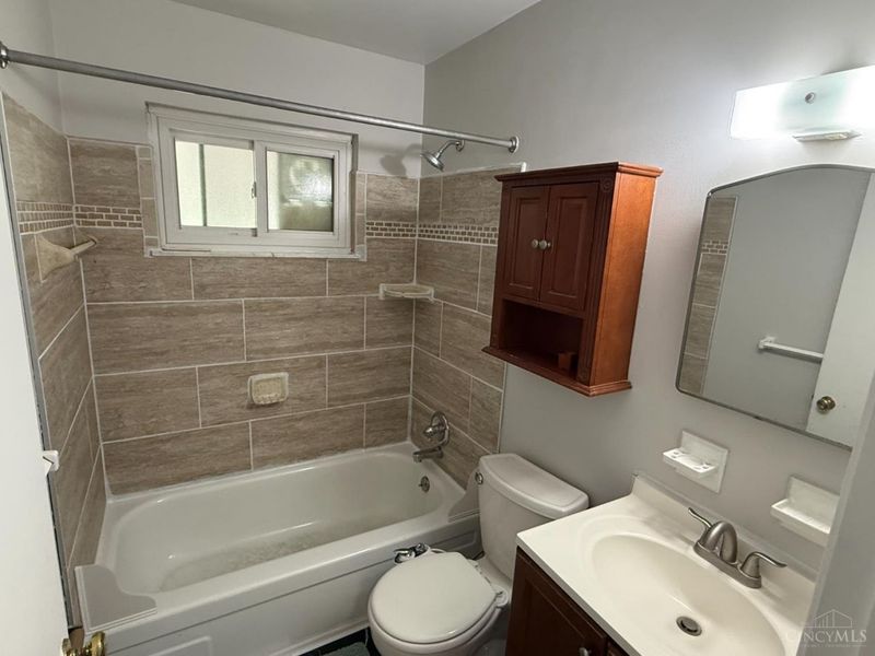 3041 Westknolls Lane, Cincinnati, OH 45211 Photo 5