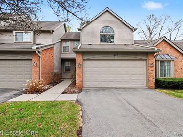 817 Woodridge Hills Drive, Brighton, MI 48116