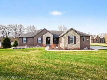 900 Watersmeet Drive, Oxford Twp, MI 48371