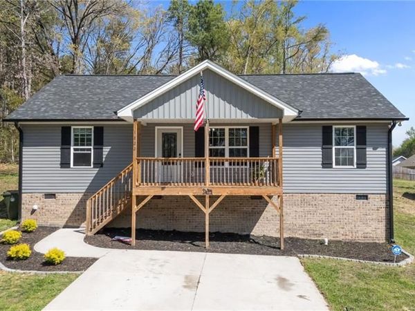 1822 Woodsway Drive , Thomasville, NC 27360