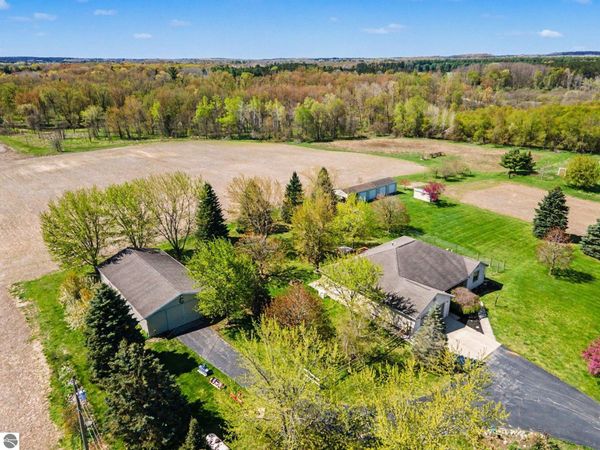 7141 Pleasant Valley Road W, Blanchard, MI 49310