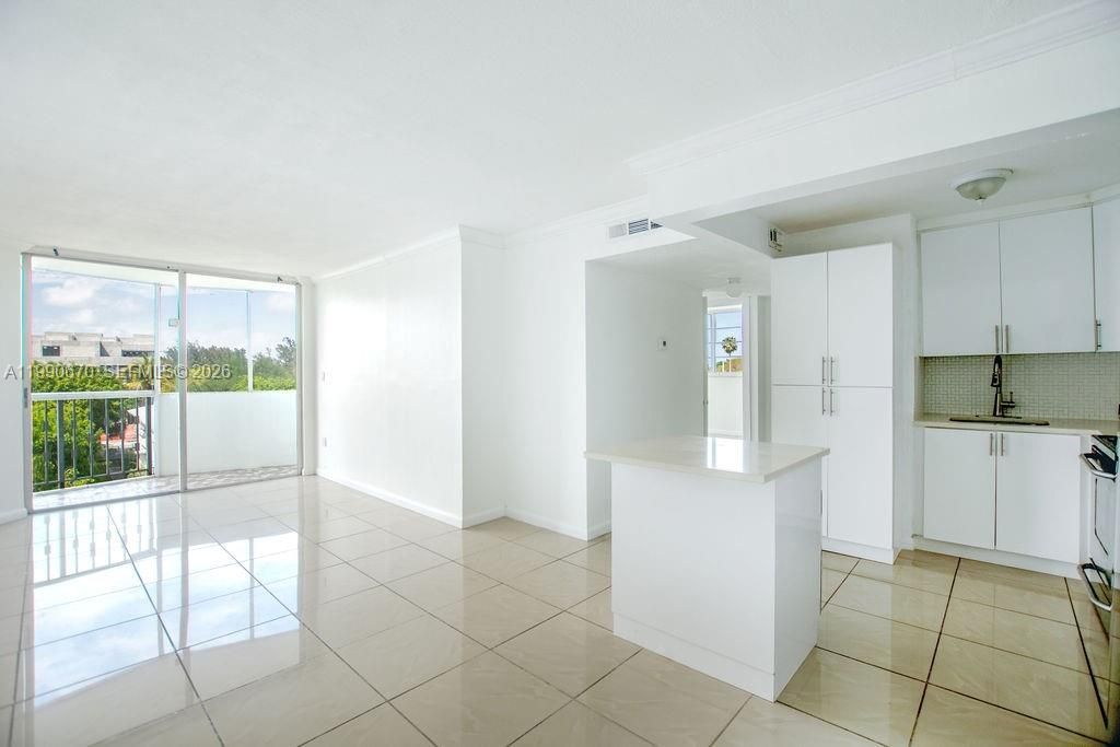1990 Marseille Dr, Unit 402, Miami Beach, FL 33141 Photo
