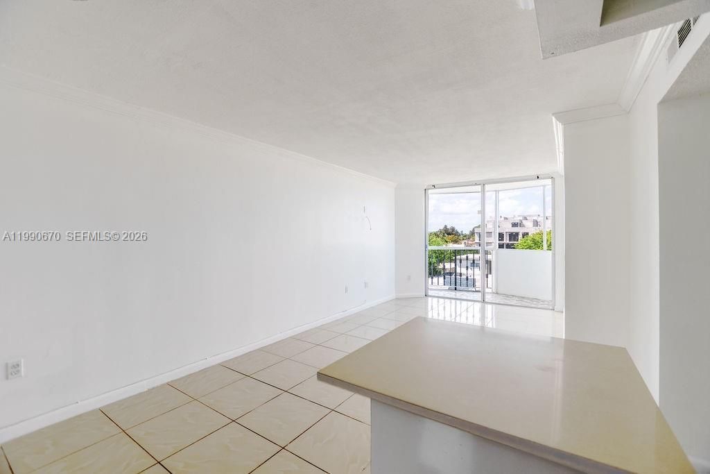 1990 Marseille Dr, Unit 402, Miami Beach, FL 33141 Photo