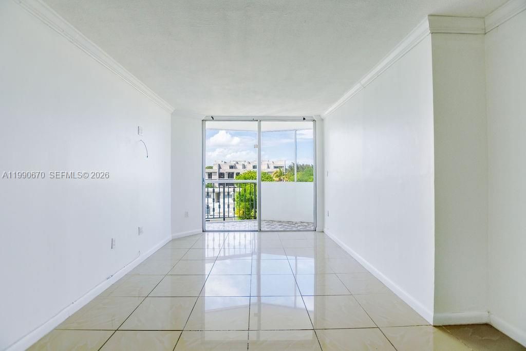 1990 Marseille Dr, Unit 402, Miami Beach, FL 33141 Photo