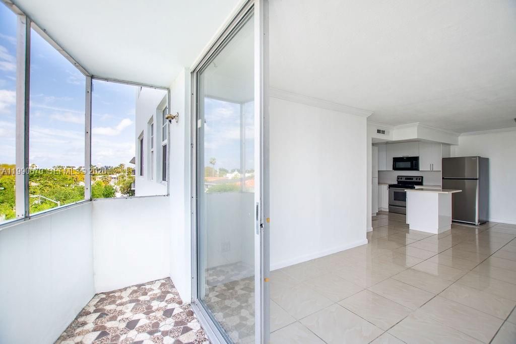 1990 Marseille Dr, Unit 402, Miami Beach, FL 33141 Photo