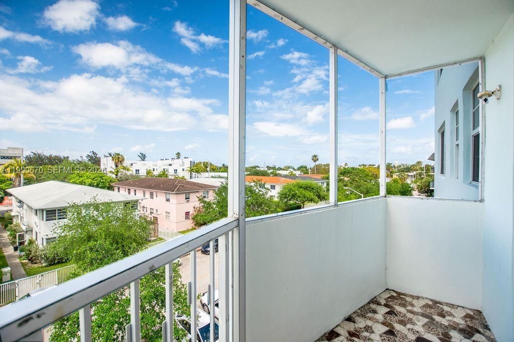 1990 Marseille Dr, Unit 402, Miami Beach, FL 33141 Photo