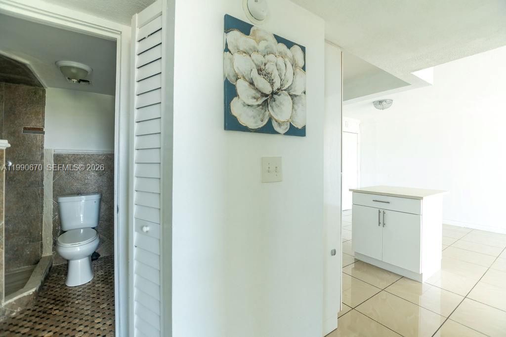 1990 Marseille Dr, Unit 402, Miami Beach, FL 33141 Photo
