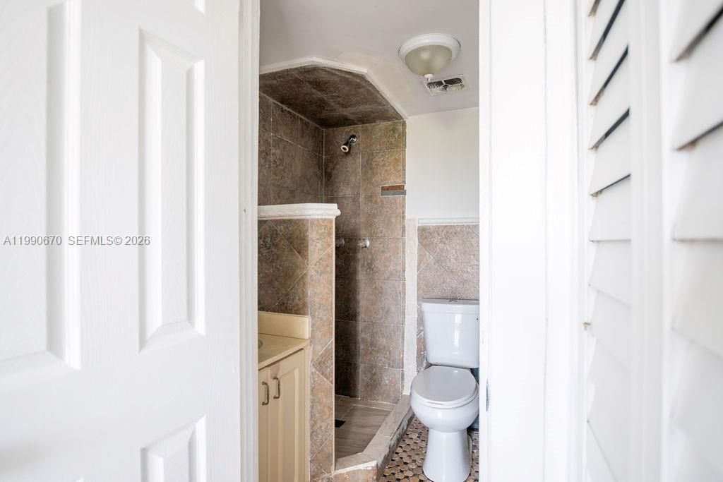 1990 Marseille Dr, Unit 402, Miami Beach, FL 33141 Photo