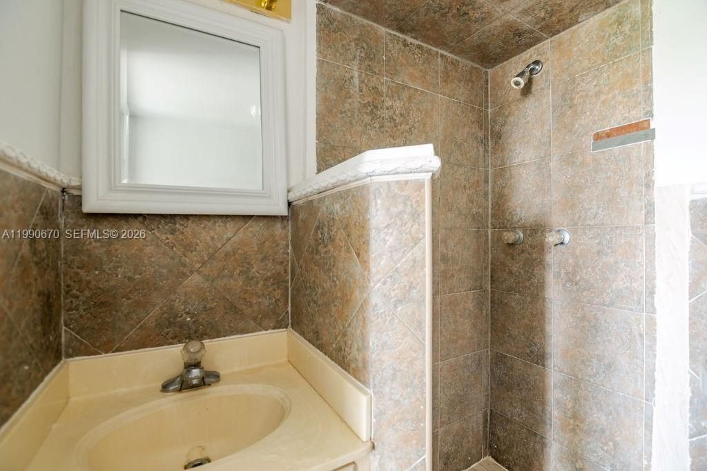 1990 Marseille Dr, Unit 402, Miami Beach, FL 33141 Photo