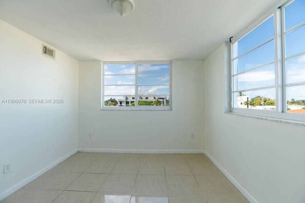 1990 Marseille Dr, Unit 402, Miami Beach, FL 33141 Photo