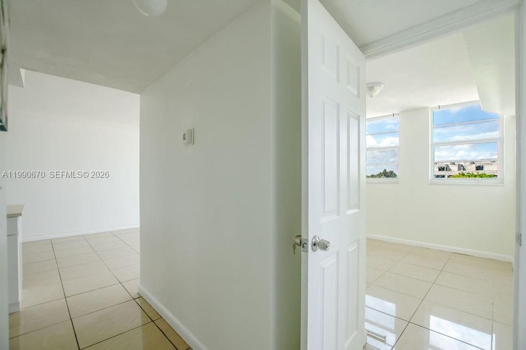 1990 Marseille Dr, Unit 402, Miami Beach, FL 33141 Photo