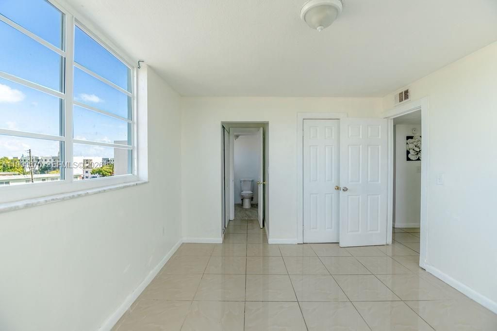 1990 Marseille Dr, Unit 402, Miami Beach, FL 33141 Photo