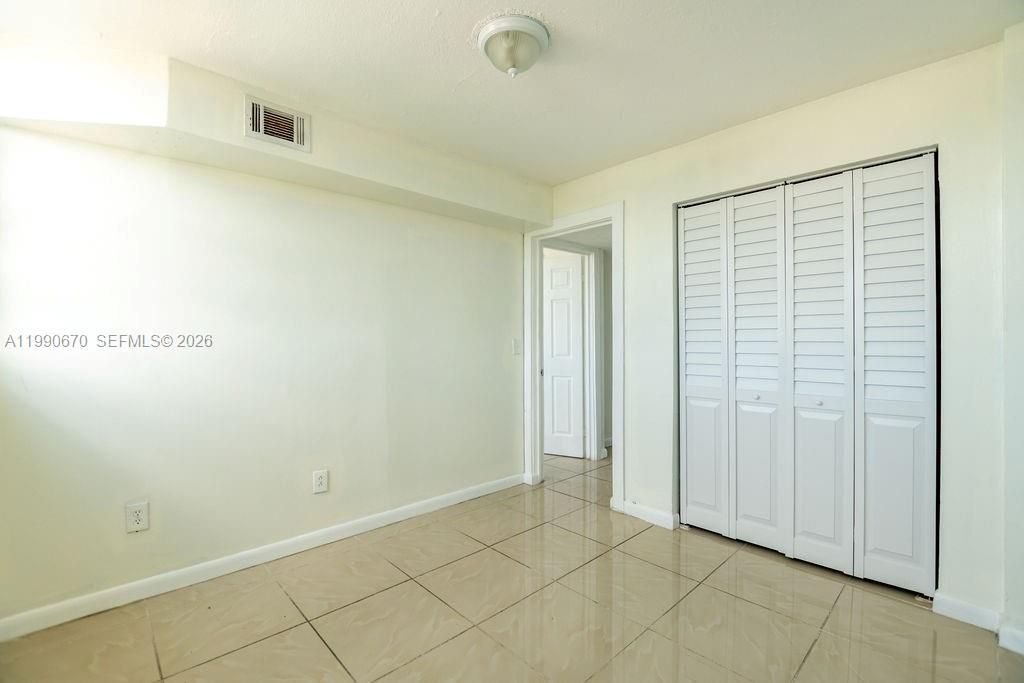 1990 Marseille Dr, Unit 402, Miami Beach, FL 33141 Photo