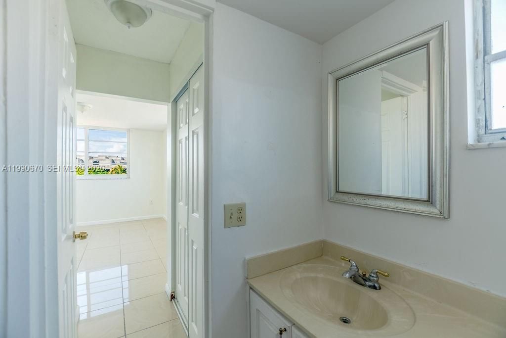 1990 Marseille Dr, Unit 402, Miami Beach, FL 33141 Photo