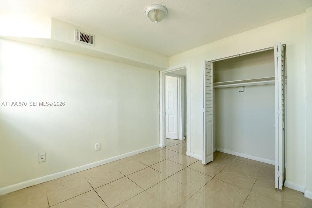 1990 Marseille Dr, Unit 402, Miami Beach, FL 33141 Photo