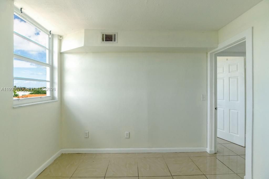 1990 Marseille Dr, Unit 402, Miami Beach, FL 33141 Photo