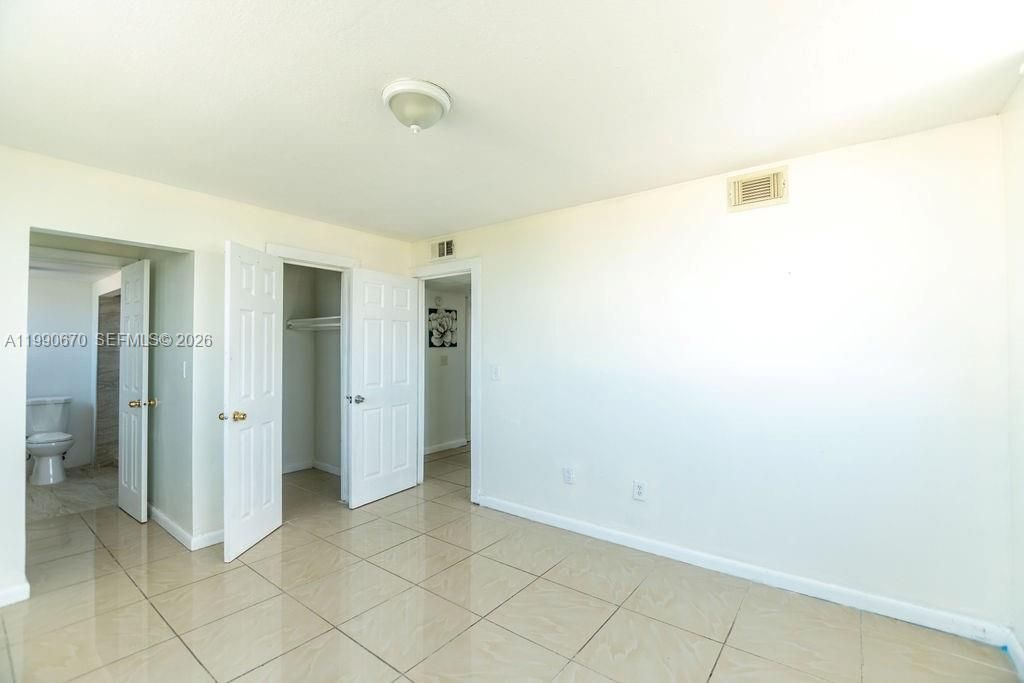 1990 Marseille Dr, Unit 402, Miami Beach, FL 33141 Photo