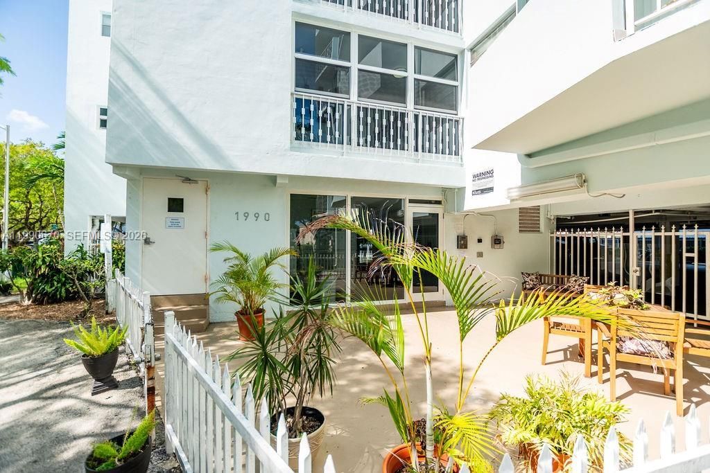 1990 Marseille Dr, Unit 402, Miami Beach, FL 33141 Photo