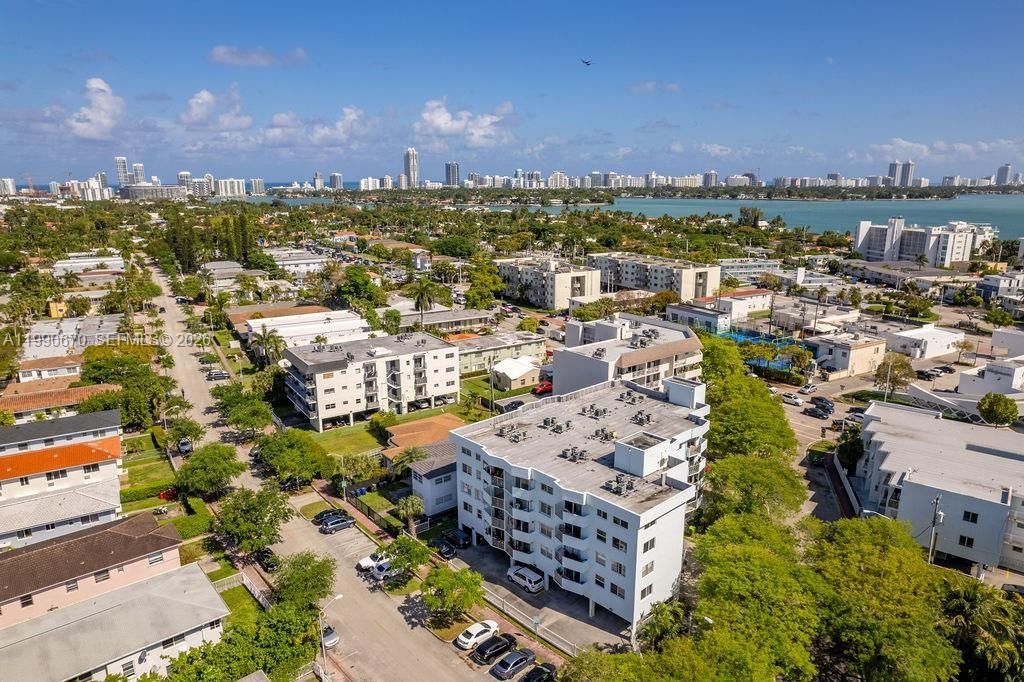 1990 Marseille Dr, Unit 402, Miami Beach, FL 33141 Photo