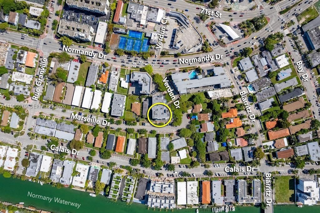 1990 Marseille Dr, Unit 402, Miami Beach, FL 33141 Photo