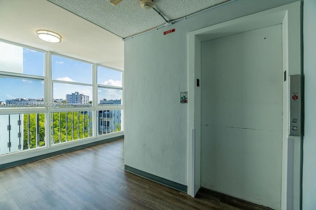 1990 Marseille Dr, Unit 402, Miami Beach, FL 33141 Photo