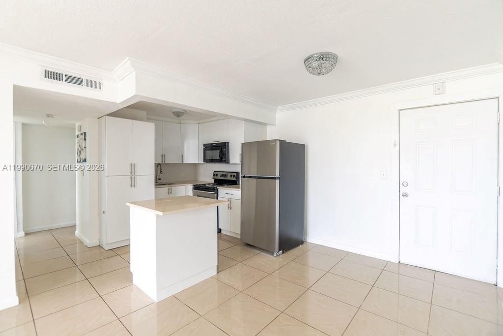 1990 Marseille Dr, Unit 402, Miami Beach, FL 33141 Photo