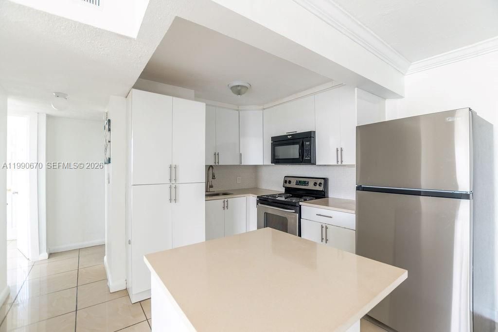 1990 Marseille Dr, Unit 402, Miami Beach, FL 33141 Photo