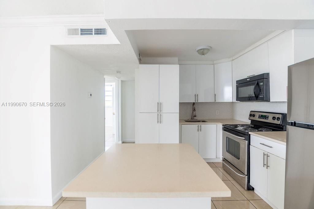 1990 Marseille Dr, Unit 402, Miami Beach, FL 33141 Photo