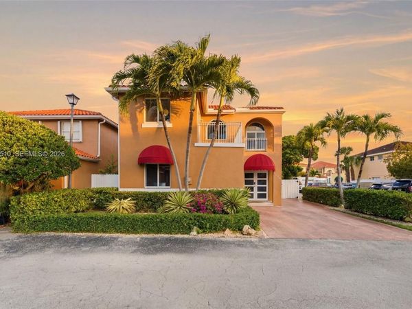 8657 NW 2nd St , Miami, FL 33126