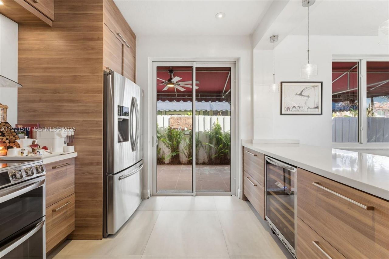 8657 NW 2nd St , Miami, FL 33126 Photo