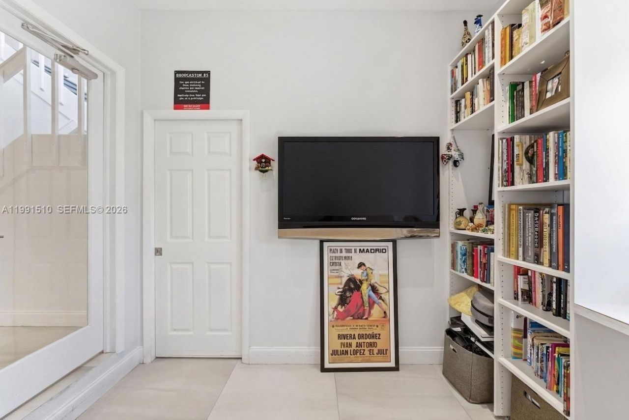 8657 NW 2nd St , Miami, FL 33126 Photo