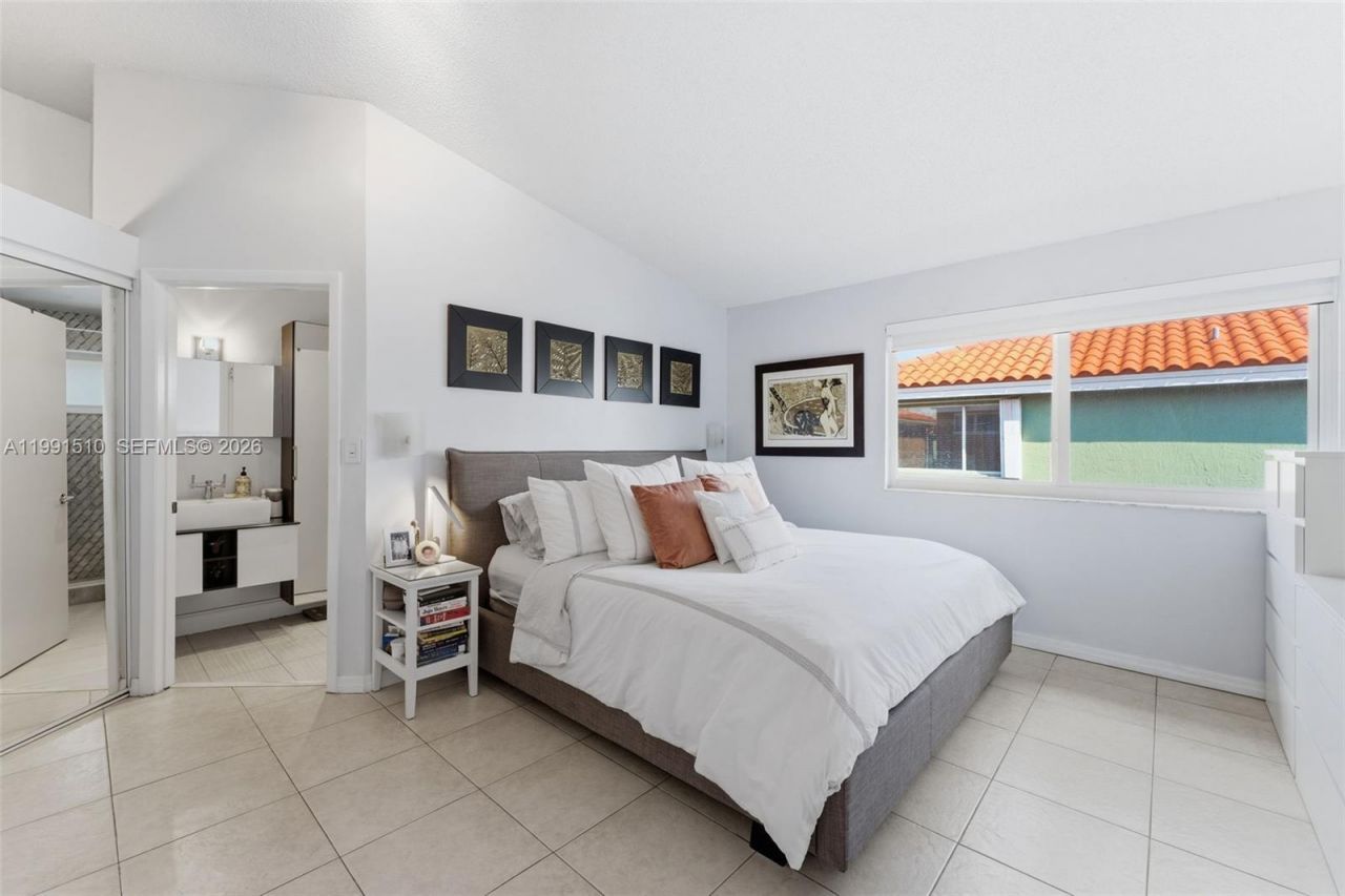 8657 NW 2nd St , Miami, FL 33126 Photo