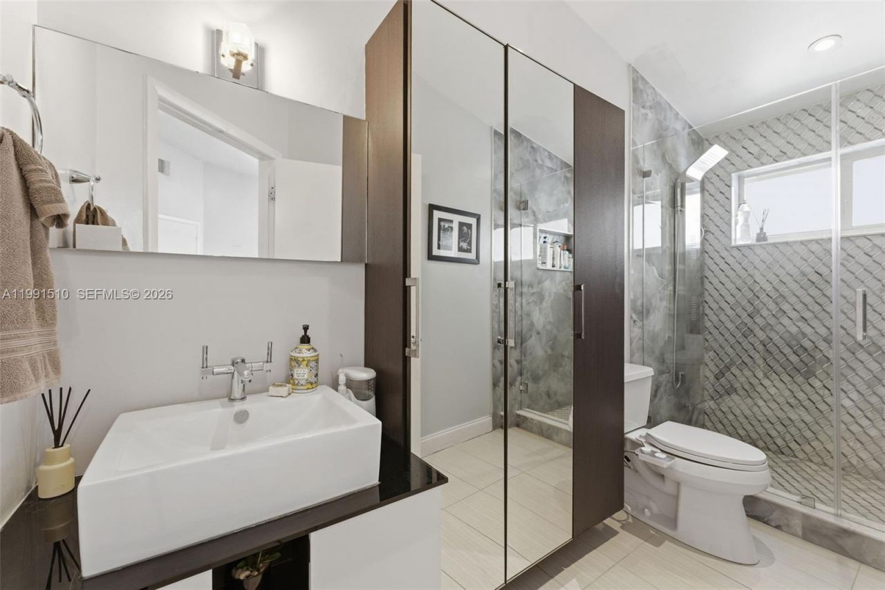 8657 NW 2nd St , Miami, FL 33126 Photo